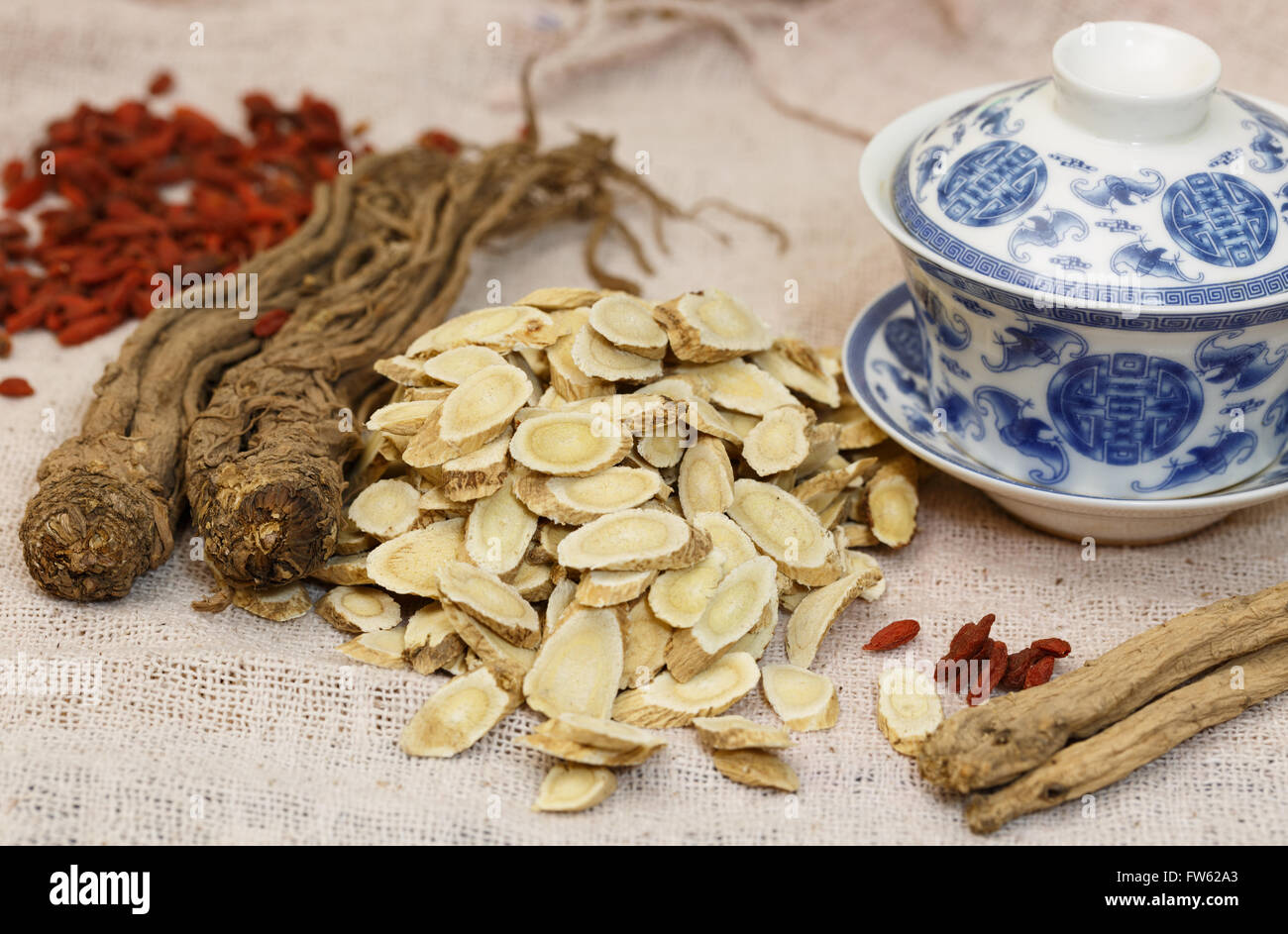 La medicina cinese， erbe nutriente ，tutti i tipi di erbe nutriente nature morte di close-up Foto Stock