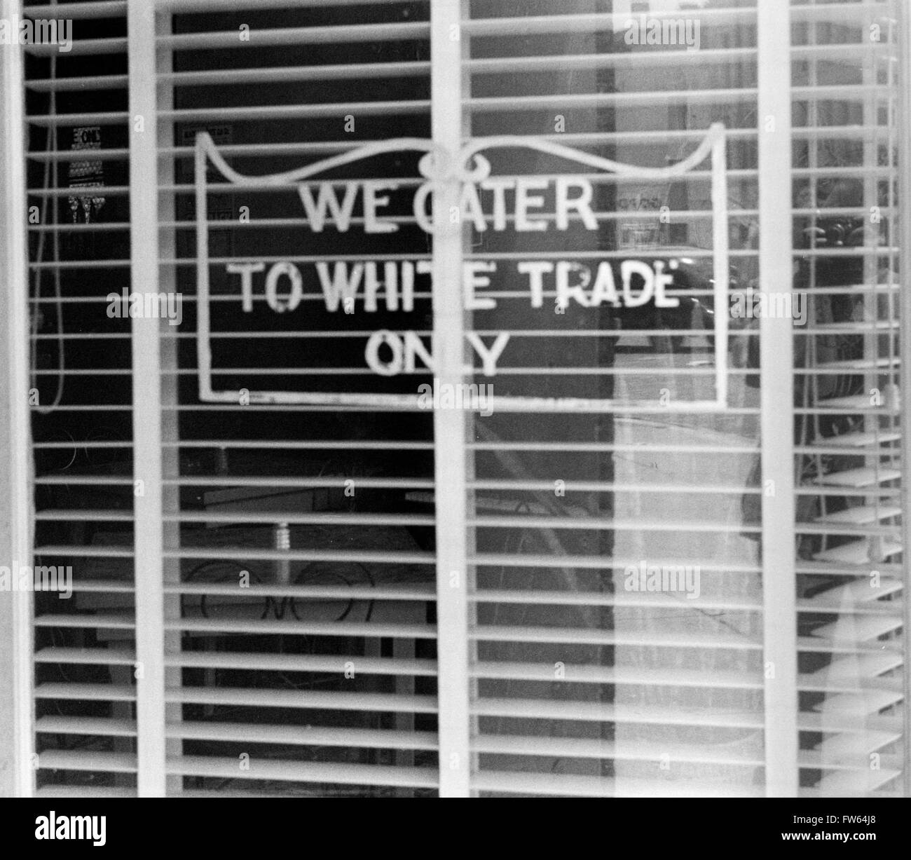 Segno di segregazione. "Siamo in grado di soddisfare al bianco scambi solo segno nella finestra di un ristorante in Lancaster, Ohio, Stati Uniti d'America. Foto di Ben Shahn, 1938 Foto Stock