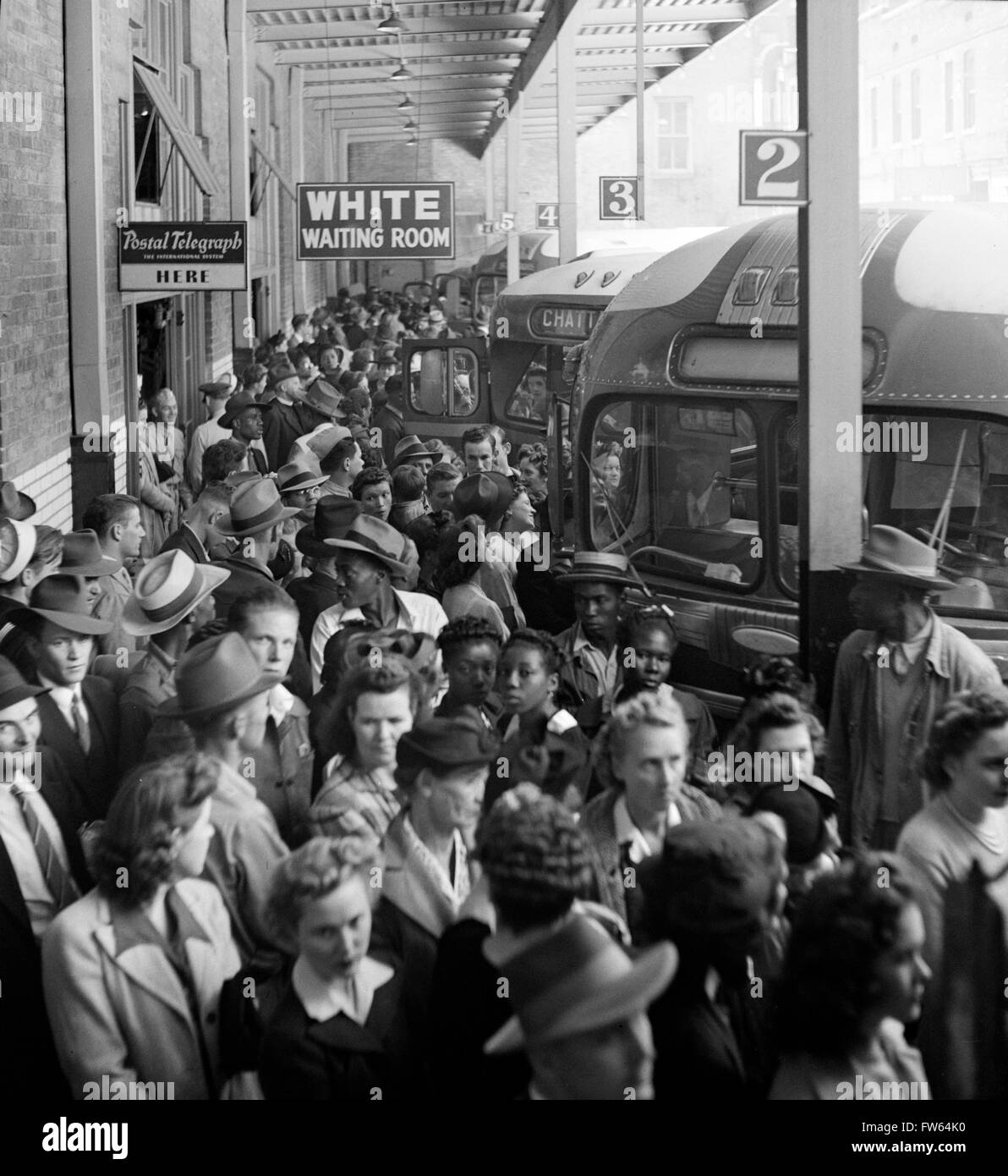 La segregazione. Greyhound bus terminal con un "bianco solo in sala d'attesa' segno, Memphis, Tennessee, Stati Uniti d'America. Foto Stock