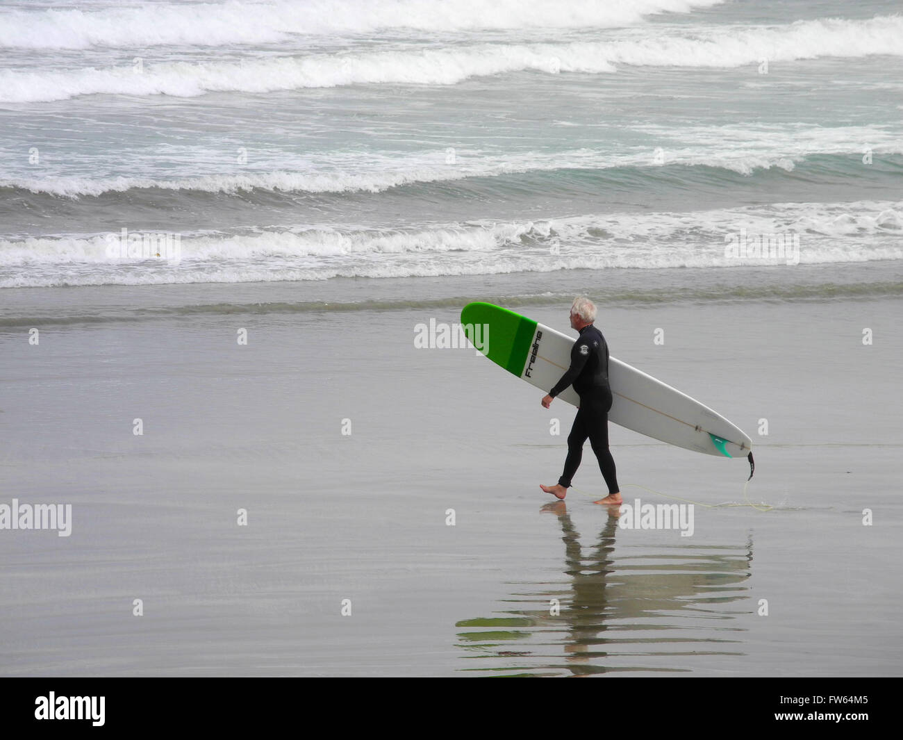Surfer, senior, California, il Pacifico, l'oceano, onde della costa, sport, orizzontale, i capelli bianchi, uomo, tavola da surf, sana, montare, attivo Foto Stock