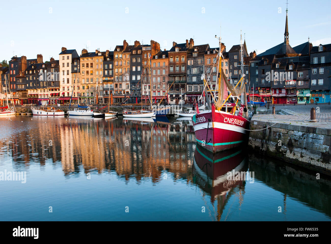 Case e barche da pesca a porto vecchio con riflessi in acqua calma, Vieux Bassin, Honfleur, Calvados, Normandia, Francia Foto Stock