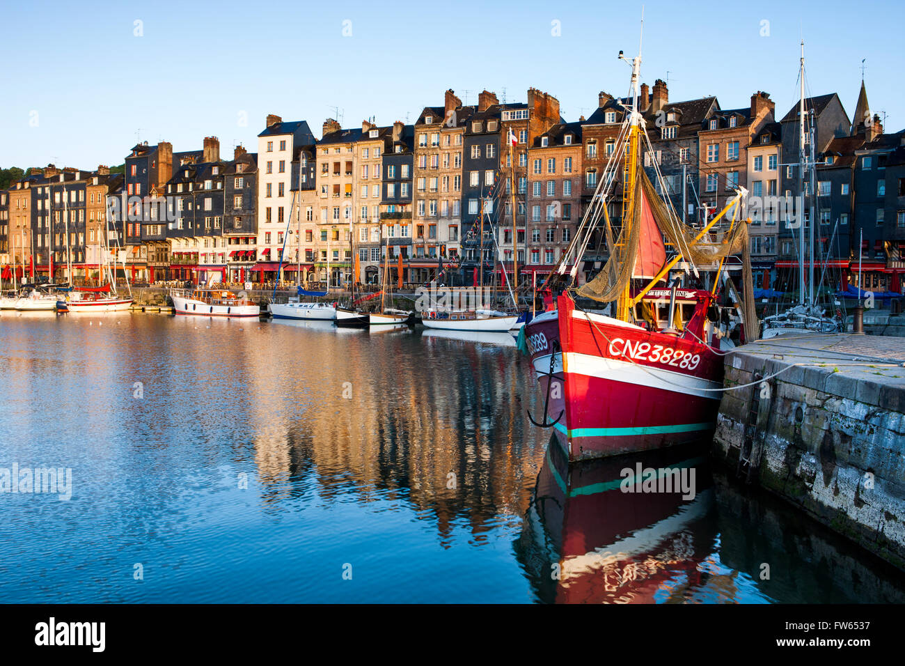 Case e barche da pesca a porto vecchio con riflessi in acqua calma, Vieux Bassin, Honfleur, Calvados, Normandia, Francia Foto Stock