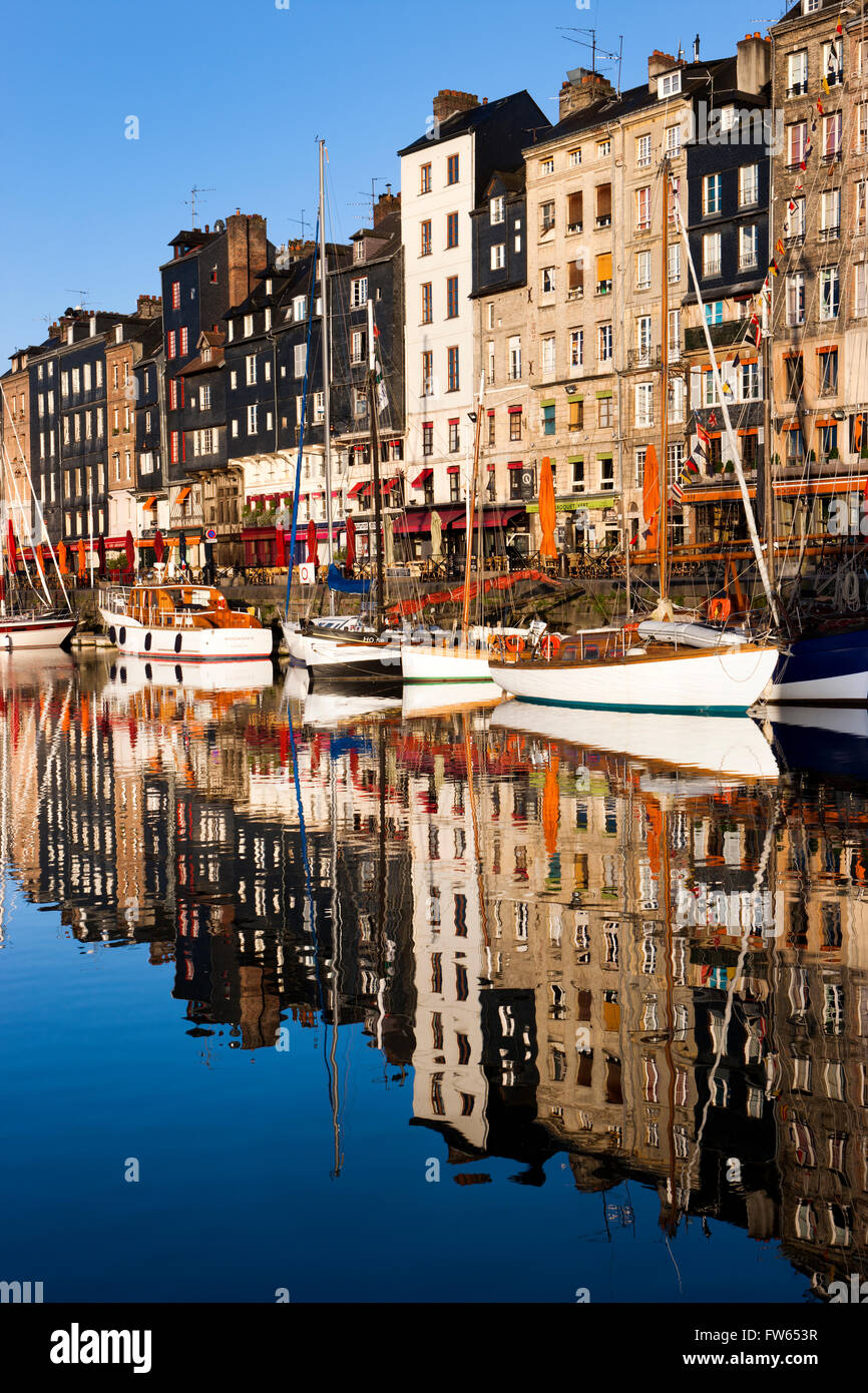 Case e imbarcazioni presso il porto antico con riflessi in acqua calma, Vieux Bassin, Honfleur, Calvados, Normandia, Francia Foto Stock