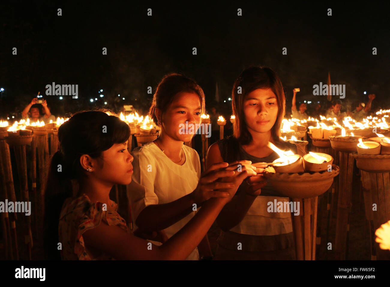 Giovani donne alla cerimonia delle luci, la pace del mondo Festival della fondazione Dhammakaya, Dawei, Regione Tanintharyi, Myanmar Foto Stock