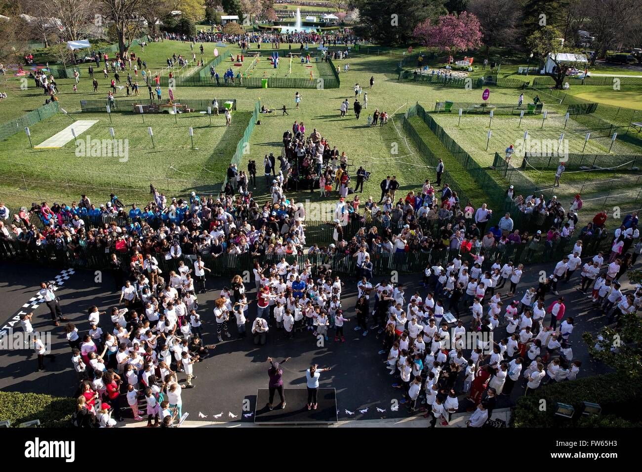U.S la First Lady Michelle Obama conduce tutti in un pre-run tratto prima dell' inizio della Fun Run sul South Lawn carraio durante l annuale Easter Egg Roll Marzo 28, 2016 a Washington, DC. Foto Stock