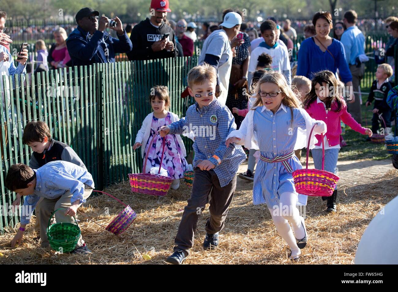 Bambini gara per raccogliere le uova di pasqua durante l annuale Easter Egg Roll sul prato Sud della Casa Bianca Marzo 28, 2016 a Washington, DC. Foto Stock