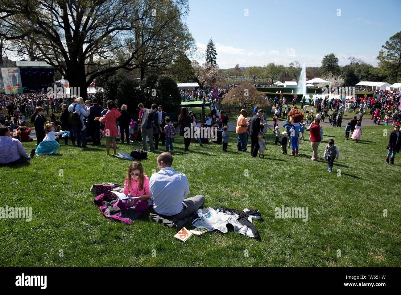 Ai visitatori di rilassarsi tra le attività durante l'annuale Easter Egg Roll sul prato Sud della Casa Bianca Marzo 28, 2016 a Washington, DC. Foto Stock