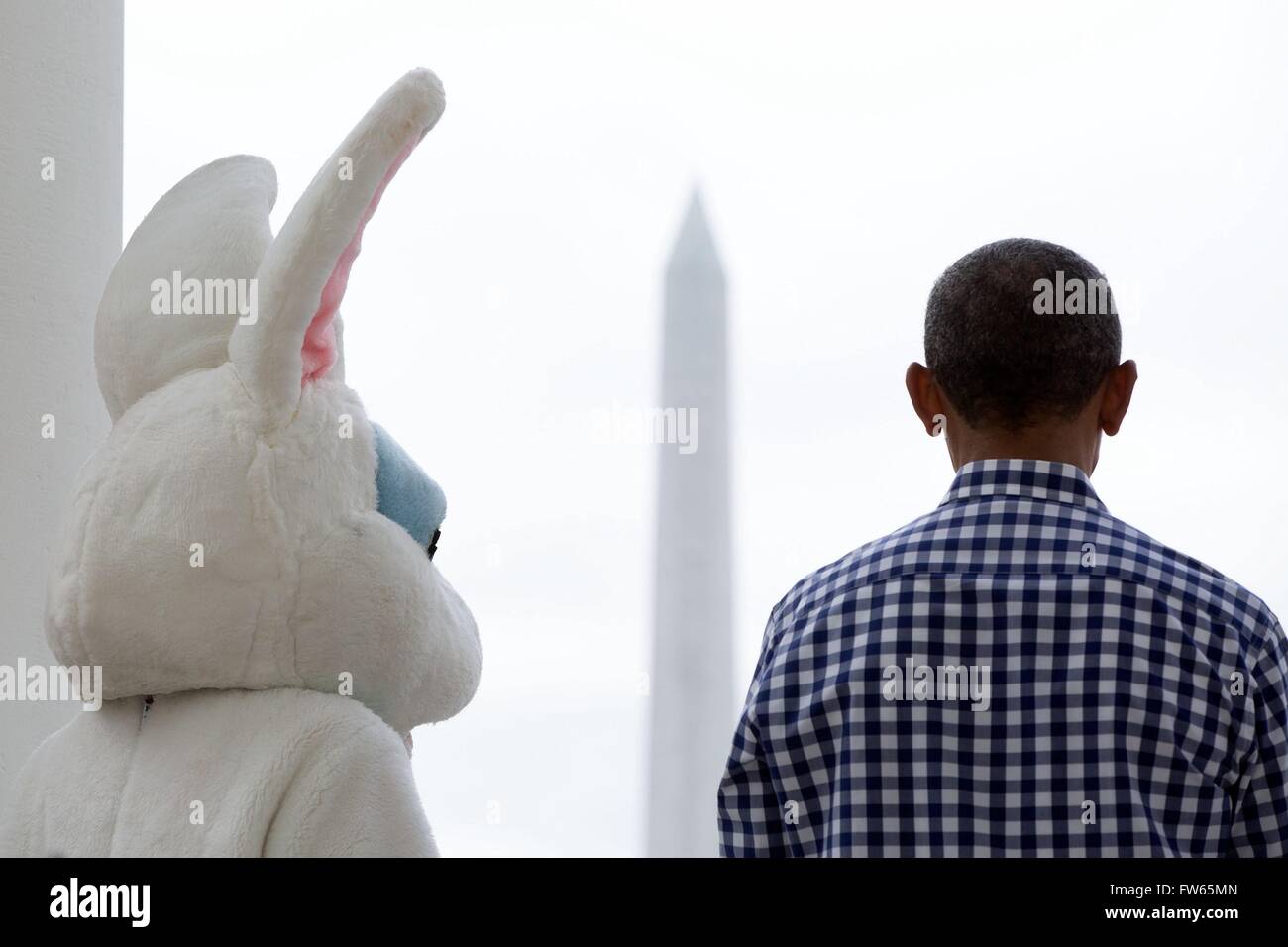 Il Presidente degli Stati Uniti Barack Obama e il coniglietto di pasqua ascoltare la First Lady offre commento dalla camera blu balcone presso l annuale Easter Egg Roll alla Casa Bianca Marzo 28, 2016 a Washington, DC. Foto Stock