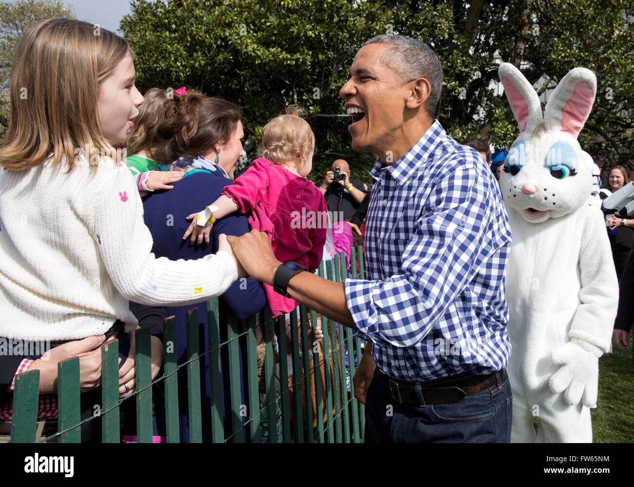 Il Presidente degli Stati Uniti Barack Obama e il coniglietto pasquale per accogliere i visitatori in occasione dell'annuale Easter Egg Roll sul prato Sud della Casa Bianca Marzo 28, 2016 a Washington, DC. Foto Stock