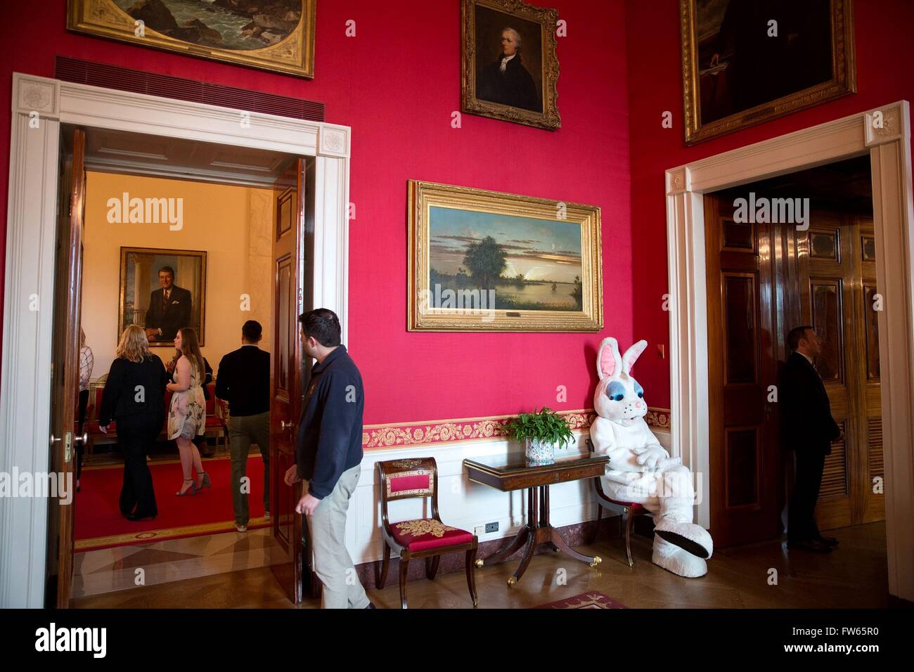 Il coniglietto di pasqua attende in Sala Rossa prima dell'annuale Easter Egg Roll alla Casa Bianca Marzo 28, 2016 a Washington, DC. Foto Stock