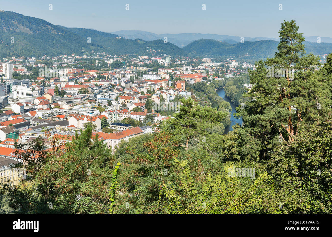 Antenna di Graz downtown paesaggio con fiume Mur, Austria Foto Stock