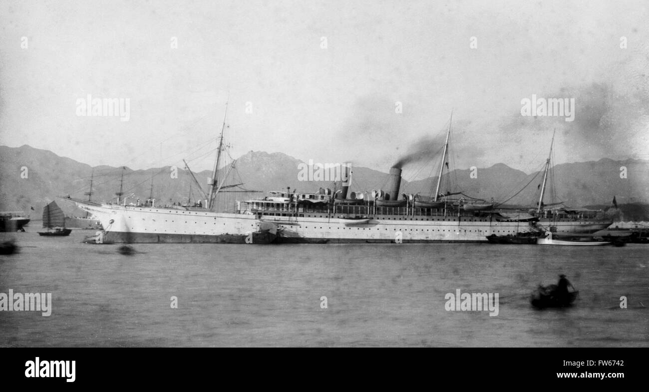 AJAXNETPHOTO. 1900 (circa). HONG KONG, CINA. - Orientare la camicia - La Canadian Pacific Railroad liner imperatrice della Cina o imperatrice del Giappone (navi gemelle) circondato da SAMPANS giunche e a posti barca nel porto. foto:l'AJAX VINTAGE PICTURE LIBRARY REF:imperatrice Cina 1900 01 Foto Stock