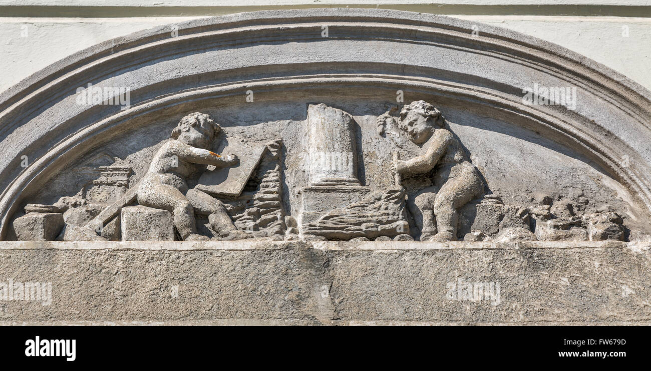 Antico bassorilievo closeup sulla facciata della casa di Graz, Stiria, Austria Foto Stock