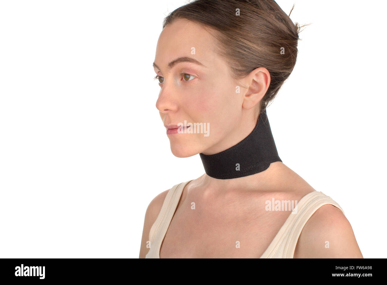 Donna che indossa il rinforzo del collo, bendaggi Foto Stock