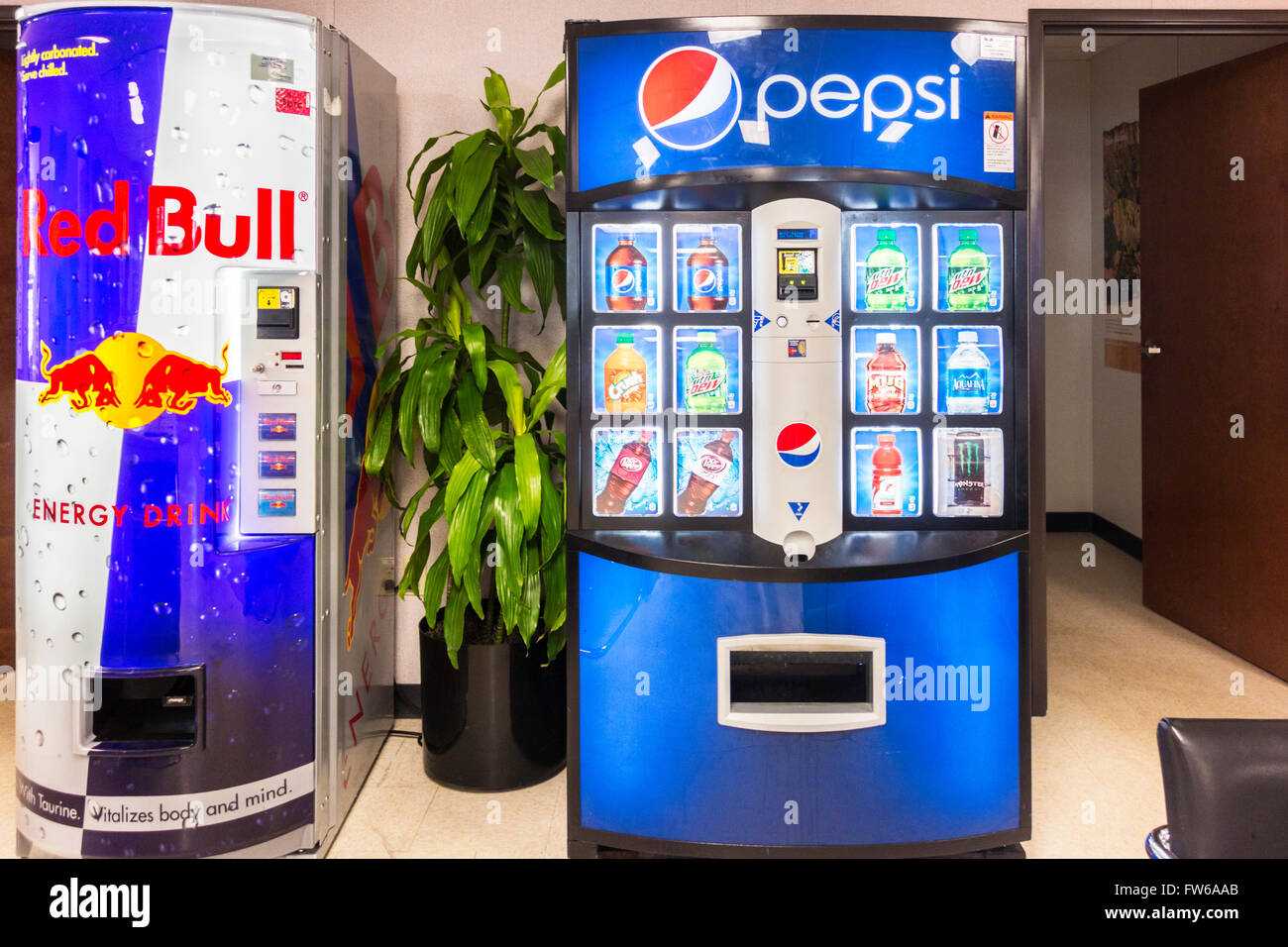 Red Bull e Pepsi distributori automatici che offrono energia a freddo di bevande e bibite in Oklahoma, Stati Uniti d'America. Foto Stock