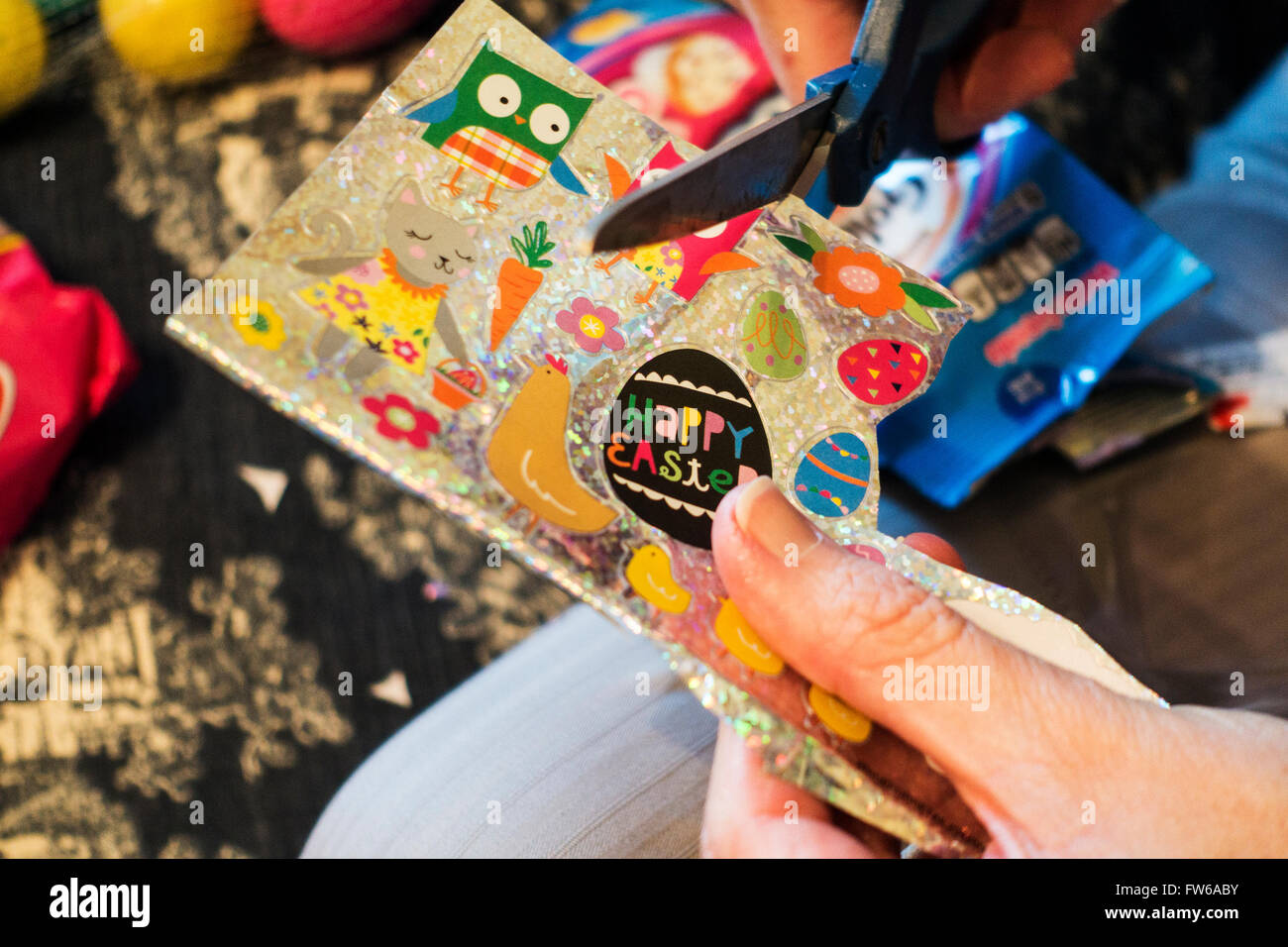 Primo piano di una donna con le mani in mano il taglio di adesivi di Pasqua. Stati Uniti d'America Foto Stock