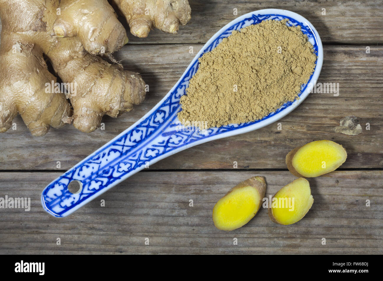 Lo zenzero in polvere in un cucchiaio Foto Stock