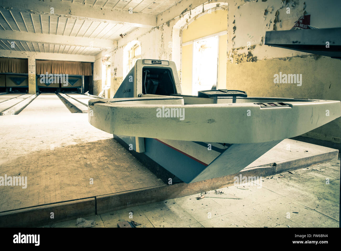 Orangeburg, New York, Stati Uniti d'America - 17 Febbraio 2016: abbandonati bowling all'interno di centro ricreativo a Rockland Psychiatric Hospi Foto Stock Orangeburg, New York, Stati Uniti d'America - 17 Febbraio 2016: abbandonati bowling all'interno di centro ricreativo a Rockland Psychiatric Hospi Foto Stock