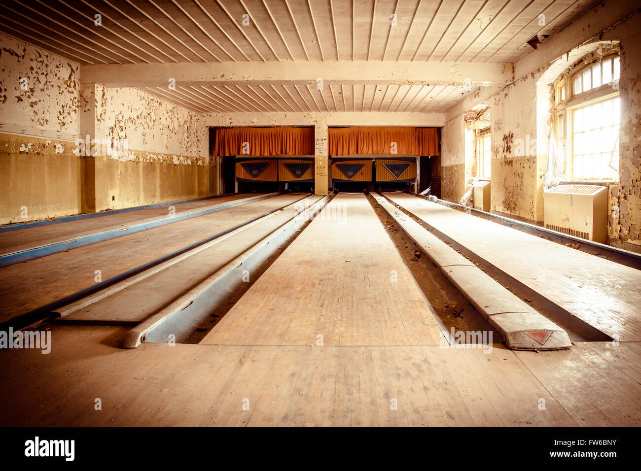 Orangeburg, New York, Stati Uniti d'America - 17 Febbraio 2016: abbandonati bowling all'interno di centro ricreativo a Rockland Psychiatric Hospi Foto Stock Orangeburg, New York, Stati Uniti d'America - 17 Febbraio 2016: abbandonati bowling all'interno di centro ricreativo a Rockland Psychiatric Hospi Foto Stock