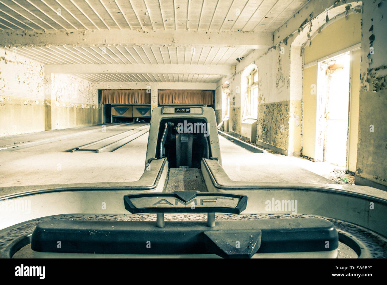 Orangeburg, New York, Stati Uniti d'America - 17 Febbraio 2016: abbandonati bowling all'interno di centro ricreativo a Rockland Psychiatric Hospi Foto Stock Orangeburg, New York, Stati Uniti d'America - 17 Febbraio 2016: abbandonati bowling all'interno di centro ricreativo a Rockland Psychiatric Hospi Foto Stock