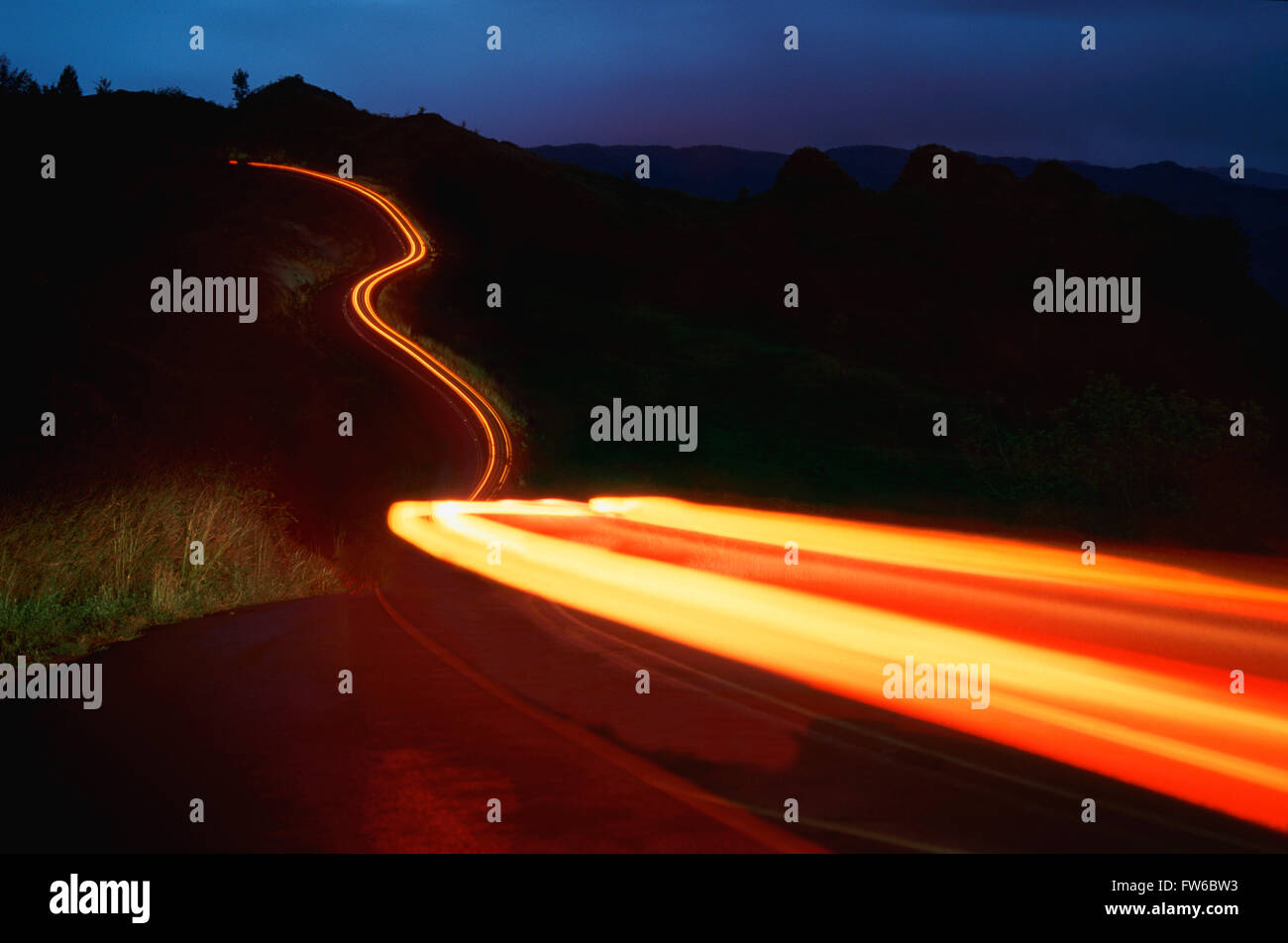 La presenza di striature auto luci di coda sulla strada di notte. Kawaii, Hawaii, U.S.A. Foto Stock