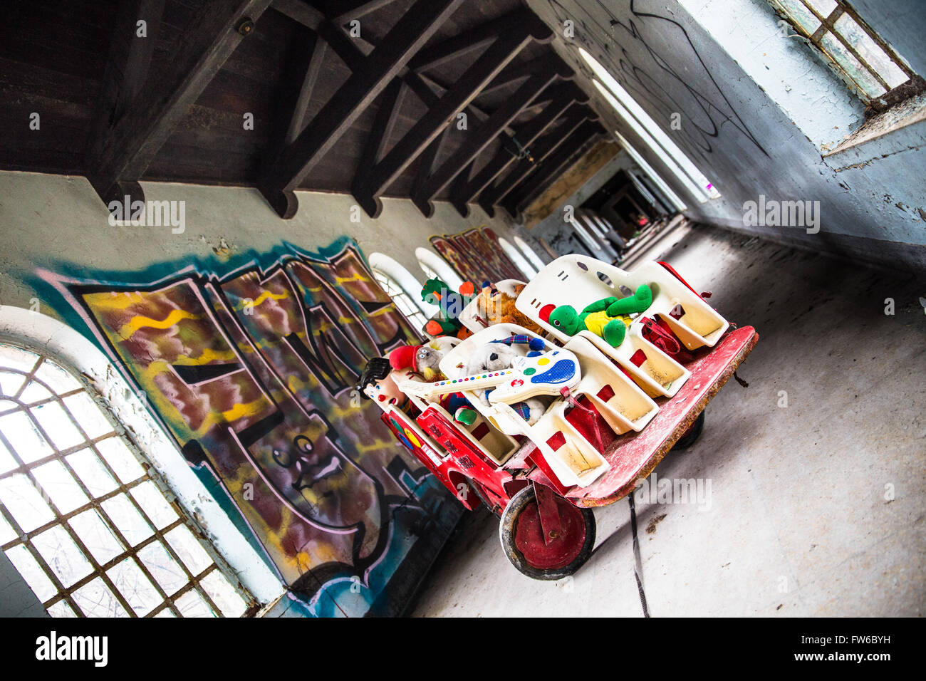 Orangeburg, New York, Stati Uniti d'America - 17 Febbraio 2016: lugubre scena con un carrello pieno di giocattoli all'interno di bambini abbandonati di ward a Rockland Foto Stock