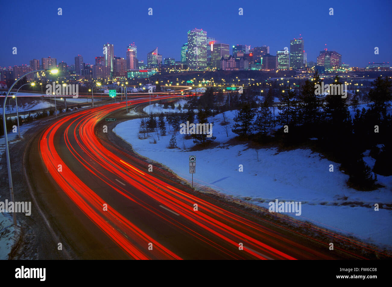 Edmonton skyline notturno con striature auto luci di coda. Edmonton, Alberta, Canada Foto Stock