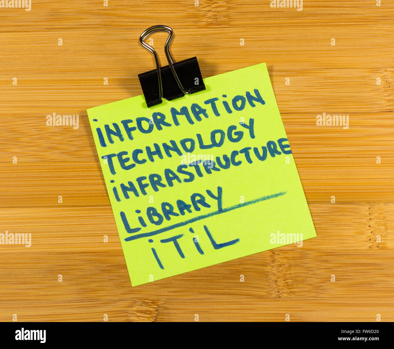 ITIL Information Technology Infrastructure Library nota adesiva su sfondo di legno Foto Stock