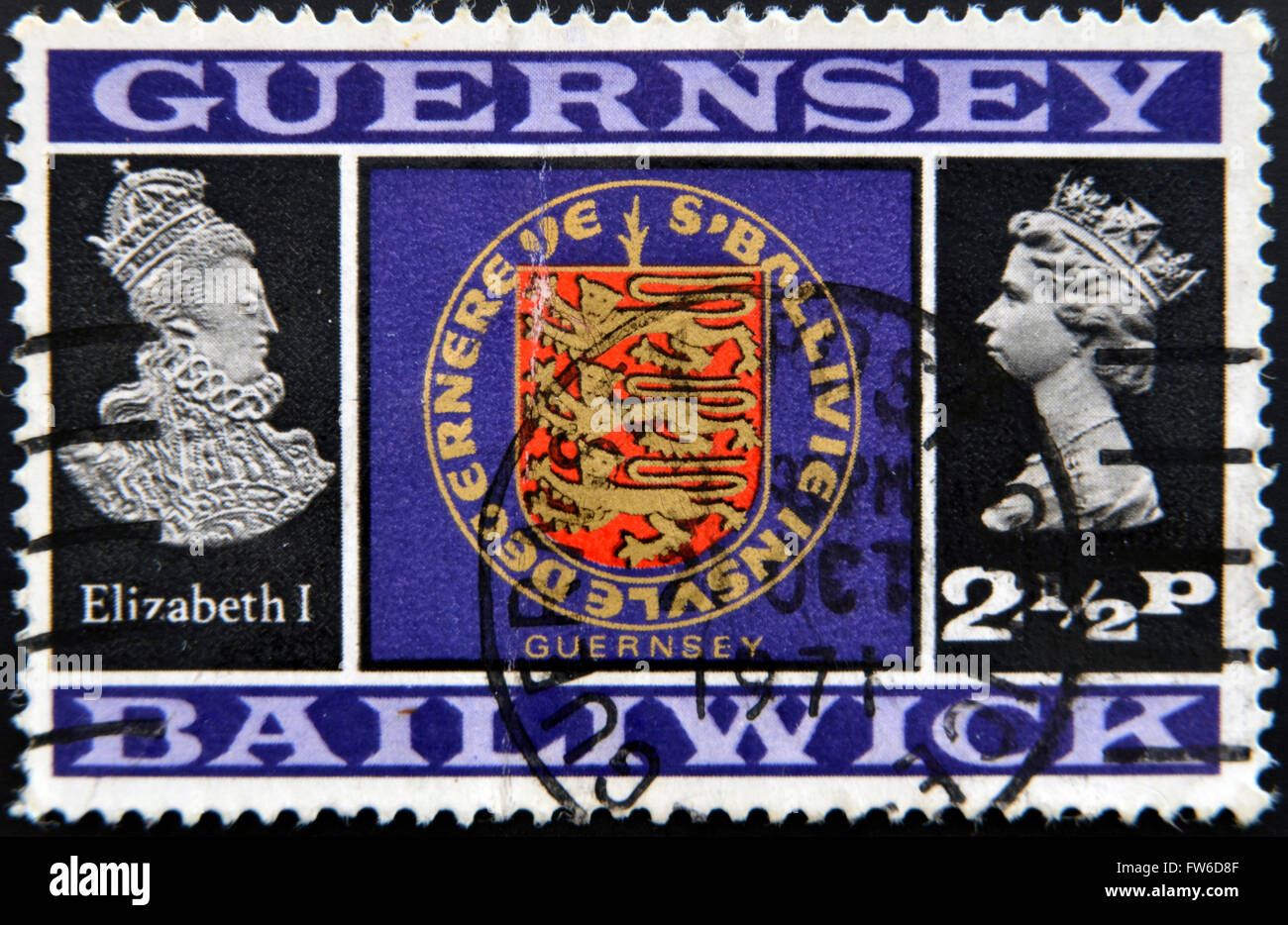 GUERNSEY - circa 1971: timbro stampato in Guernsey mostra Elisabetta I, scudo e Elizabetth II, circa 1971 Foto Stock