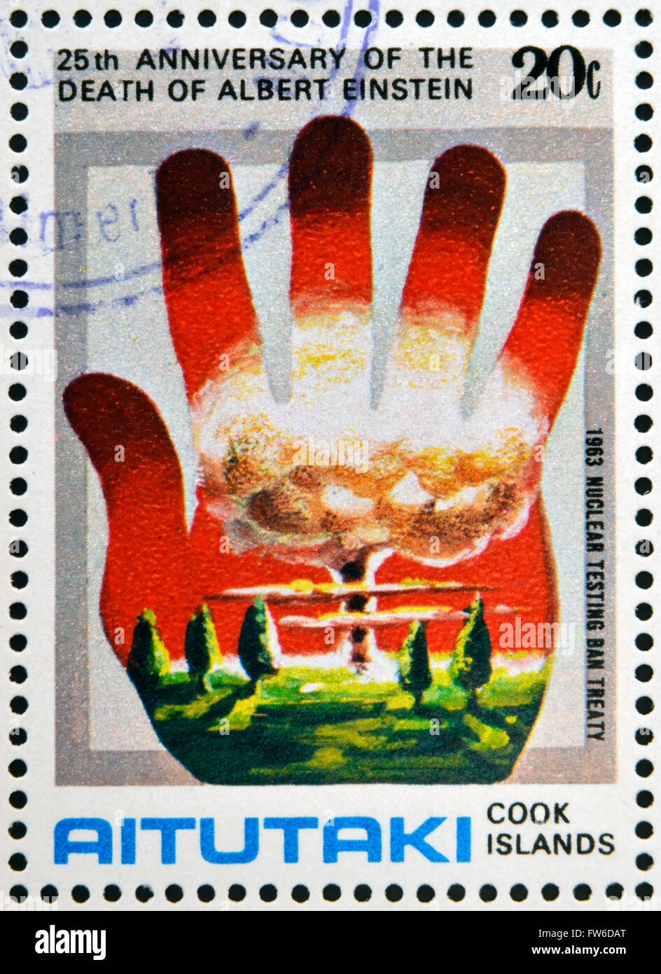 AITUTAKI (ARAURA), 1980: timbro stampato in Isole Cook in onore del fisico matematico il premio Nobel Albert Einstein Foto Stock