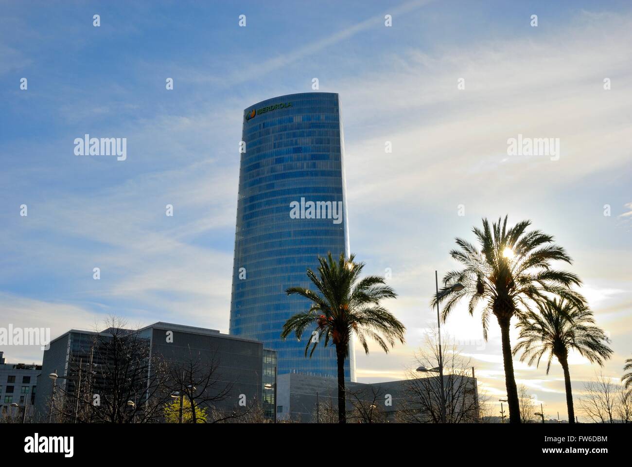 Foto tomada al atardecer en bilbao de la torre Iberdrola desde otra perspectiva Foto Stock