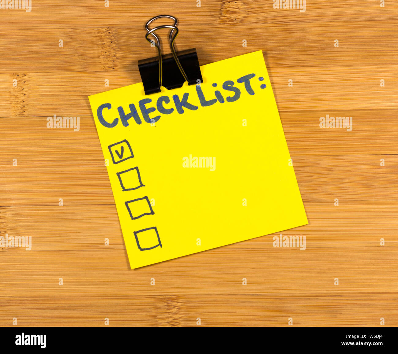 Elenco di controllo nota adesiva su sfondo di legno Foto Stock