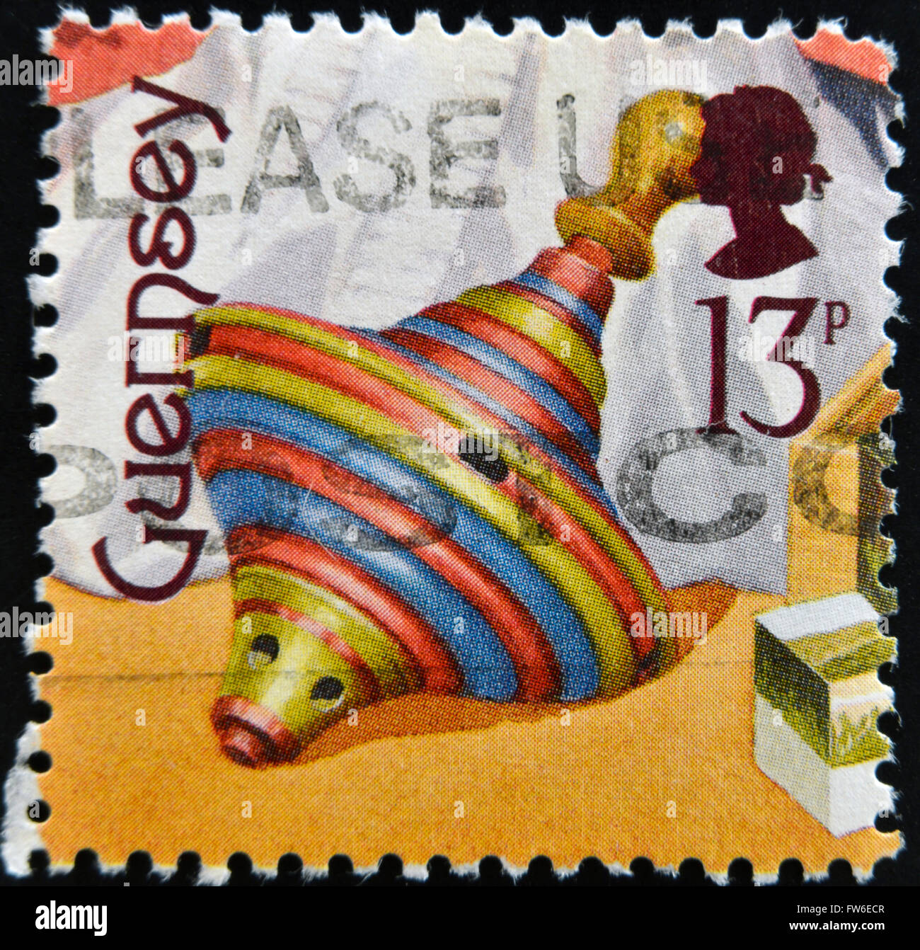 GUERNSEY - circa 1994: un timbro stampato in Guernsey dedicato a bygone giocattoli mostra un peg-top, circa 1994 Foto Stock