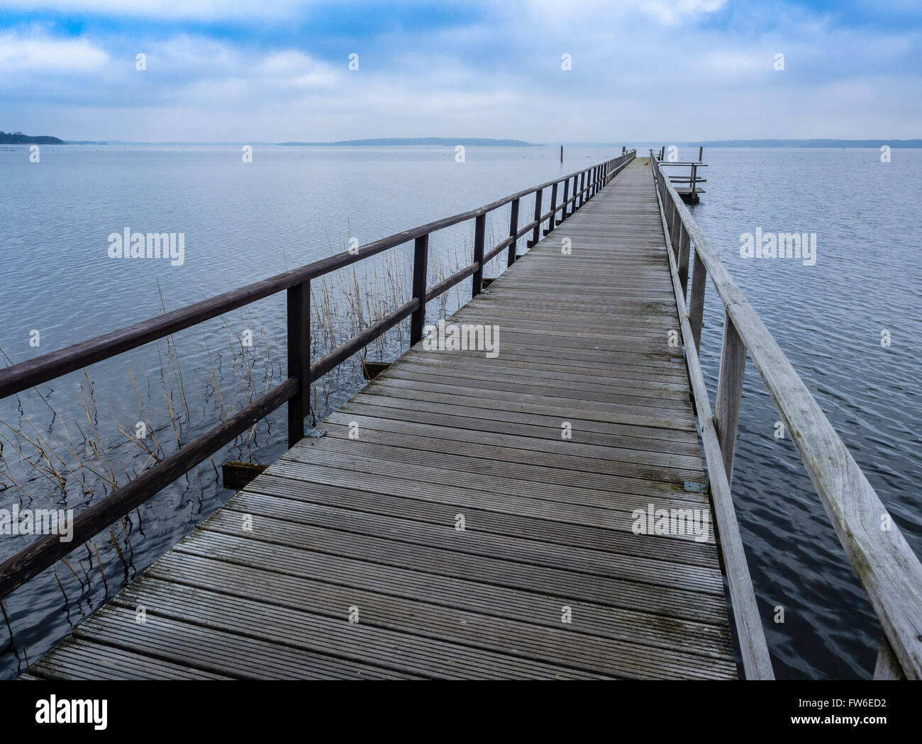Banco a fine del piccolo molo, lago Flesensee, Mueritz, Meclenburgo-Pomerania Occidentale, Germania Foto Stock