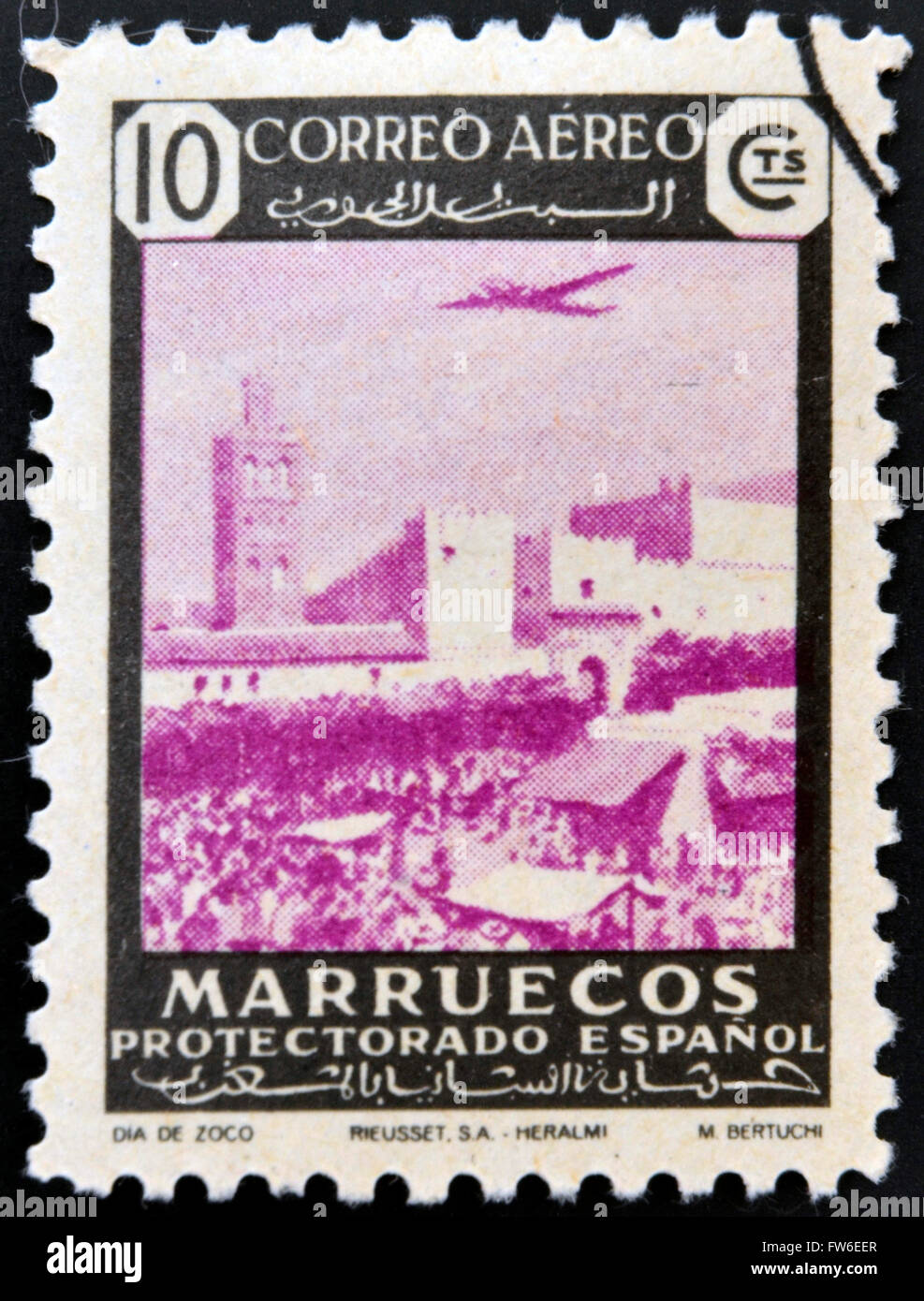 Marocco - circa 1940: un timbro stampato in Marocco mostra il Souk, Marrakech, Marocco, circa 1940 Foto Stock