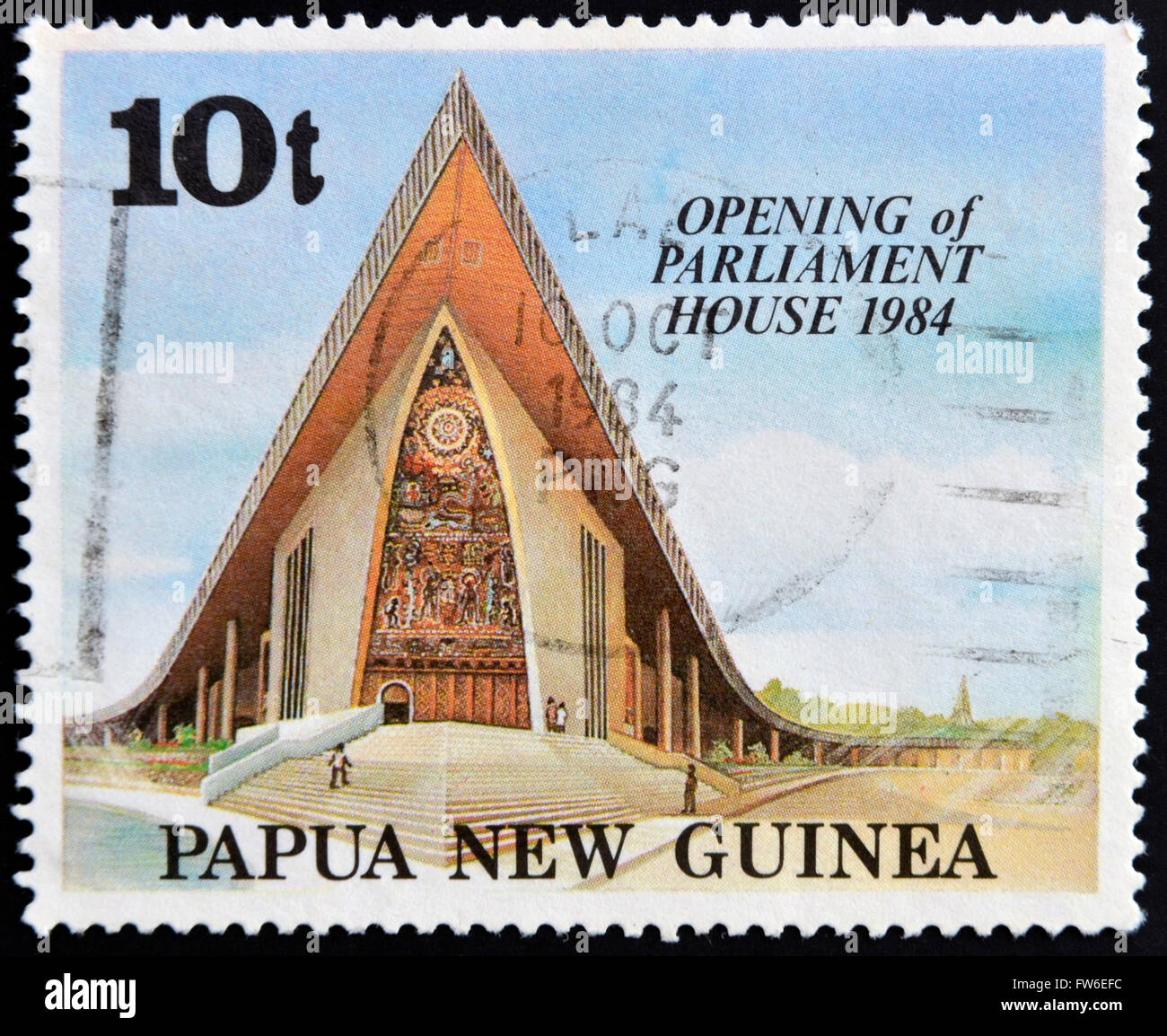 PAPUA NUOVA GUINEA - circa 1984: un timbro stampato in Papua mostra apertura della casa del parlamento, circa 1984 Foto Stock