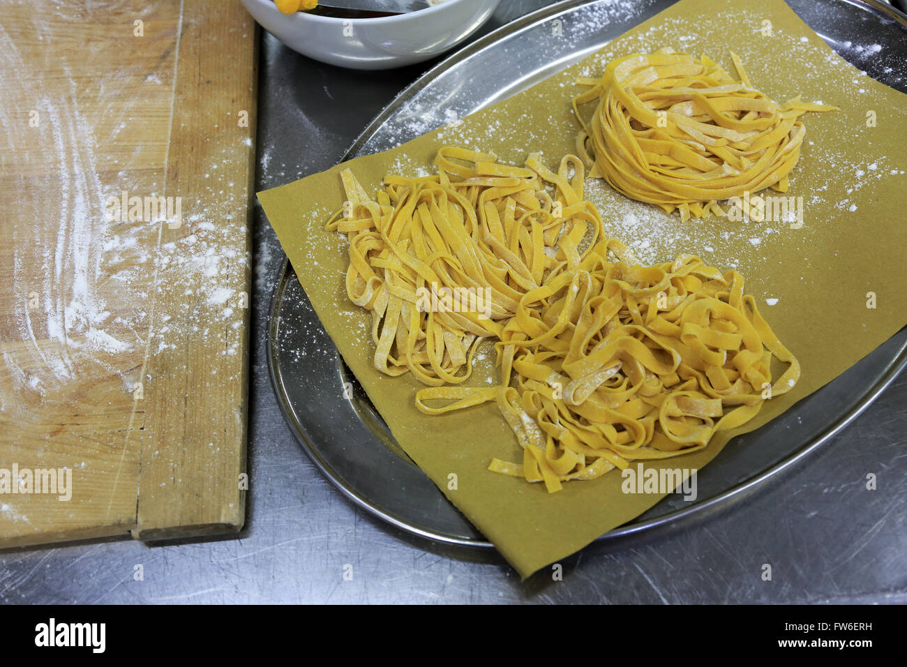 La pasta fatta a mano in cucina, Gubbio,l'Umbria,Italia Foto Stock
