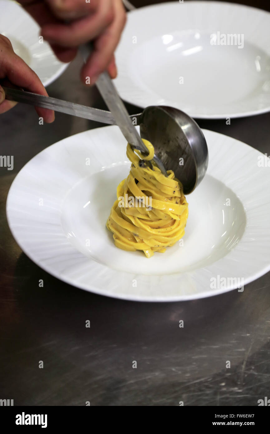 La pasta fatta a mano con tartufo nero, Gubbio Umbria, Italia Foto Stock
