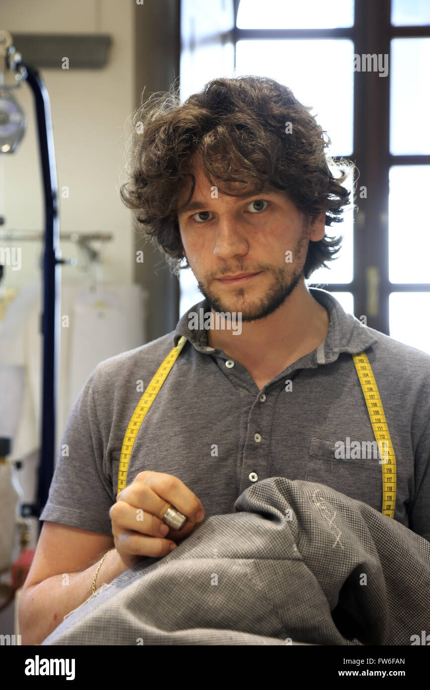 Un apprendisti di apprendimento abilità sartoriale in officina di Brunello Cucinelli Cashmere Factory in Solomeo,Perugia provincia,Italia Foto Stock