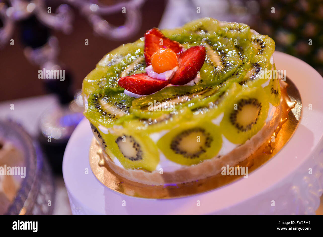 Torta con fragole e kiwi in luce naturale Foto Stock