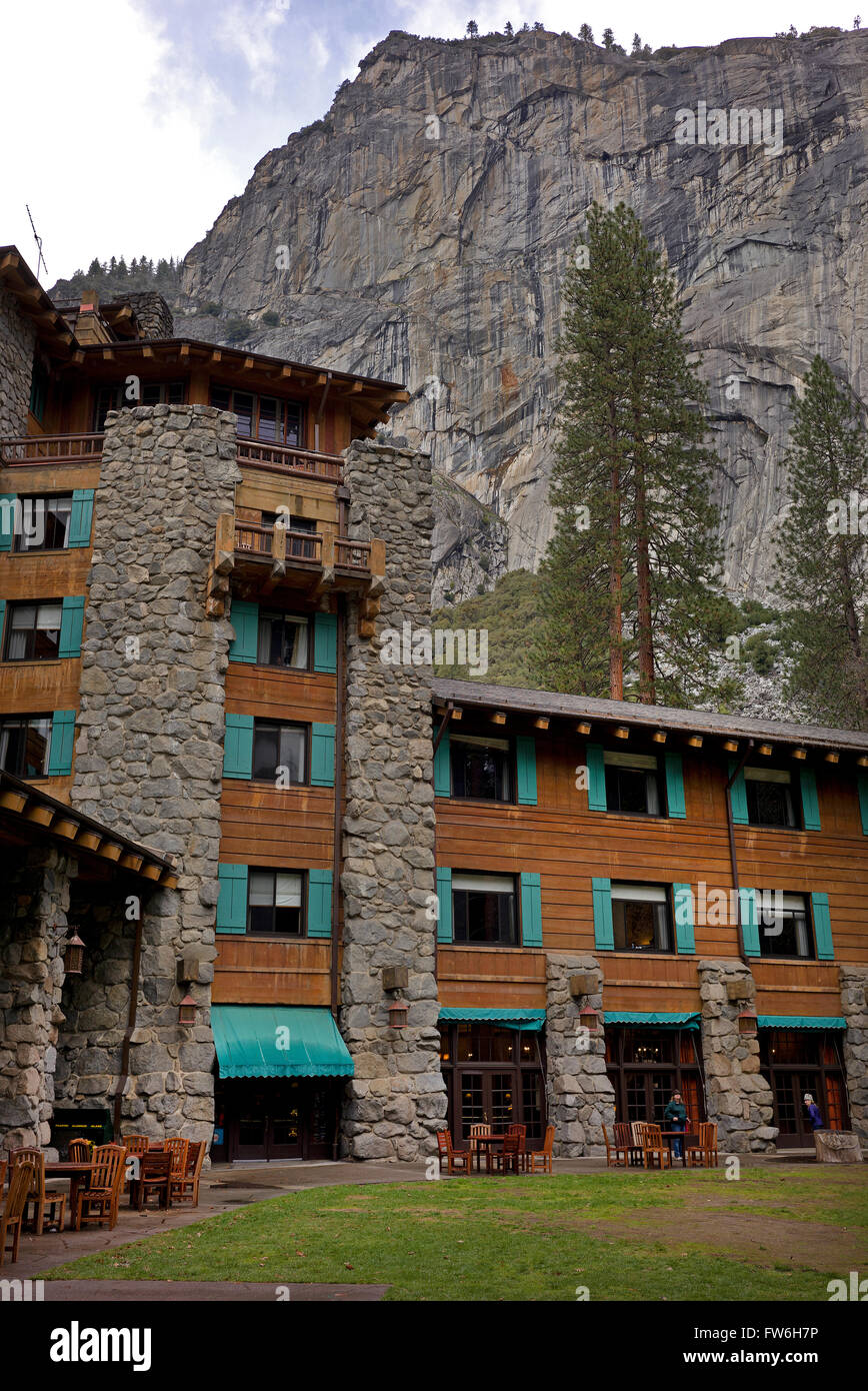 Hotel Ahwahnee o Yosemite Majestic Hotel è visibile dopo una tempesta di primavera in marzo, 2016. Foto Stock