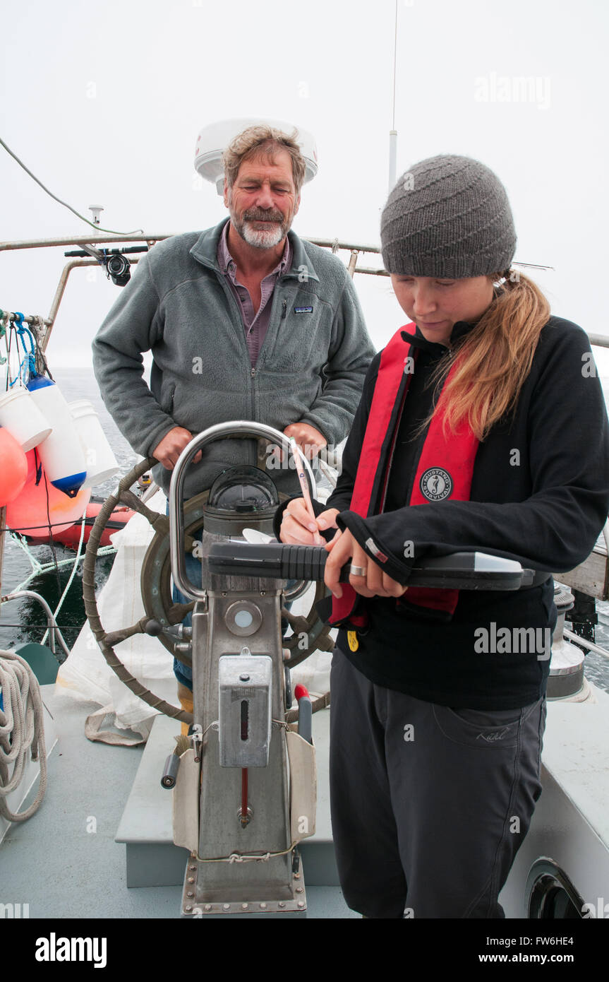 Marine conservazionisti di lavorare su un sondaggio di balene nelle acque del Pacifico del grande orso nella foresta pluviale, British Columbia, Canada Foto Stock