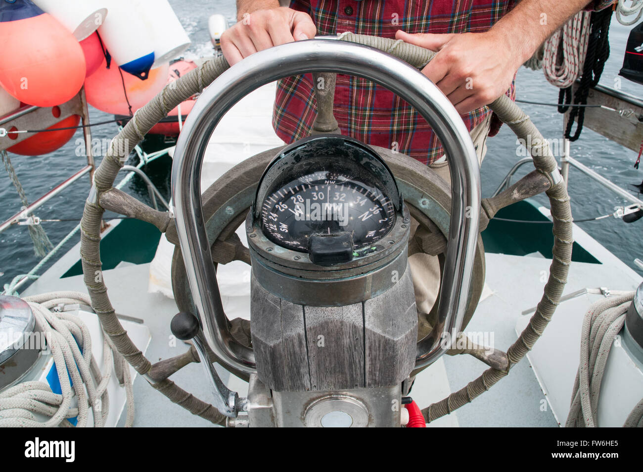 Una barca a vela al capitano della nave di volante, il timone, nel Pacifico, al largo della costa del nord della British Columbia, Canada. Foto Stock