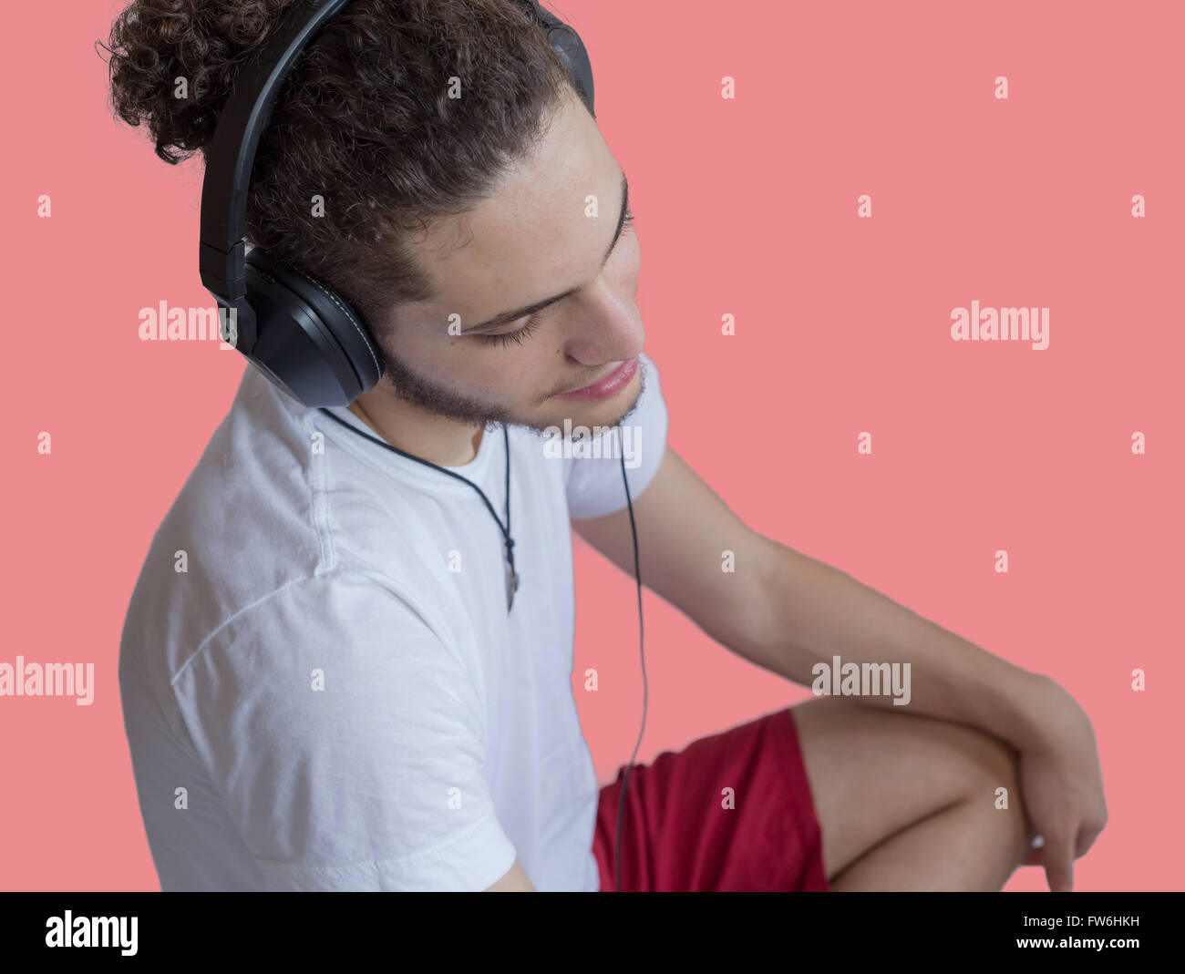 Ragazzo ascoltando musica. Foto Stock