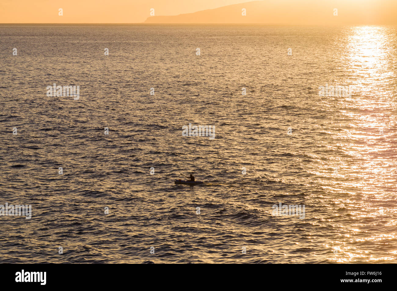 Silhouette di kayak oar nella luce del tramonto, il sole splende su acqua Foto Stock