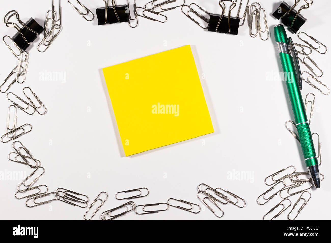 Vuoto portatili e smartphone con una matita su un tavolo di legno. La vista dall'alto Foto Stock