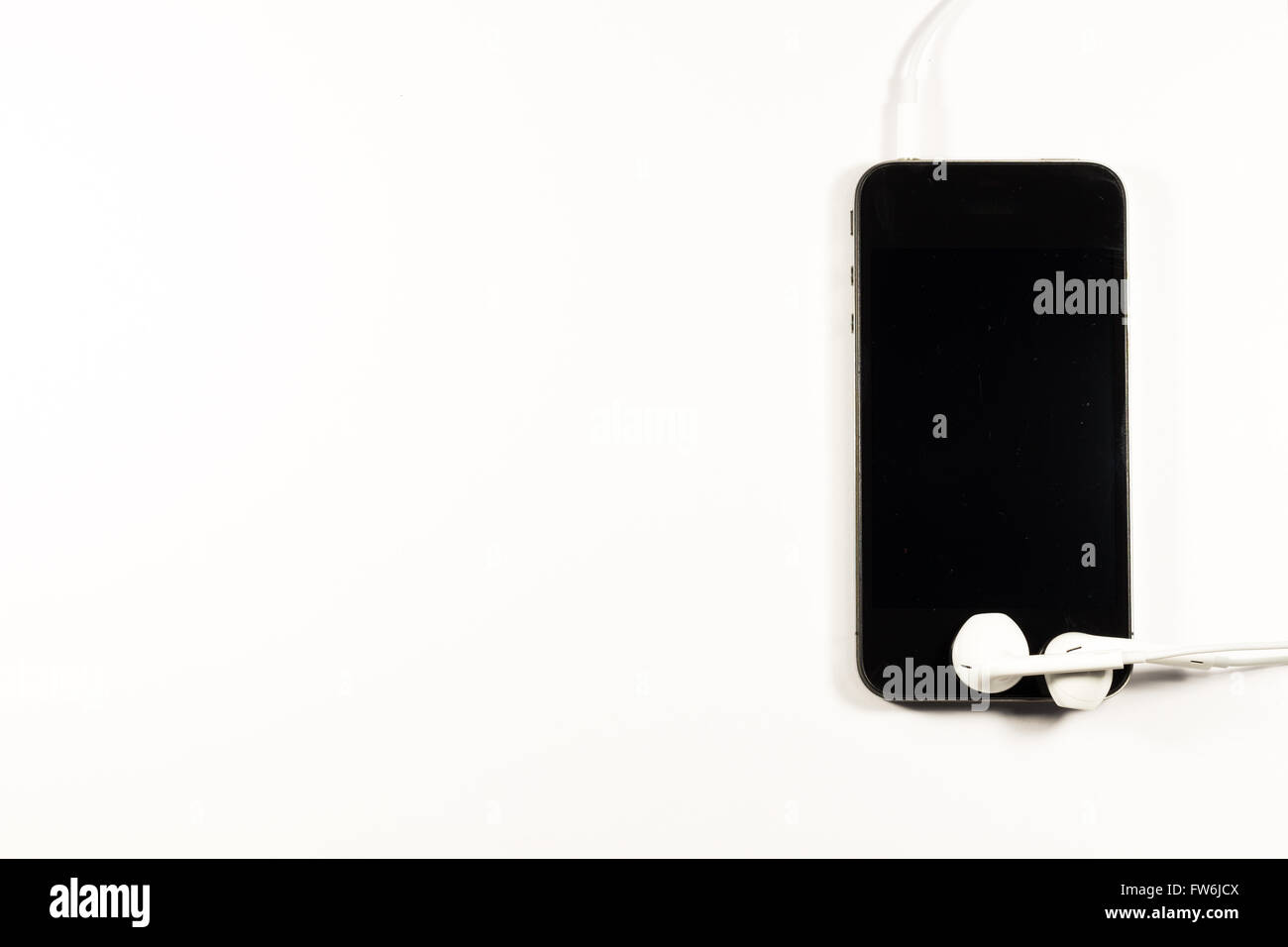 Vuoto portatili e smartphone con una matita su un tavolo di legno. La vista dall'alto Foto Stock