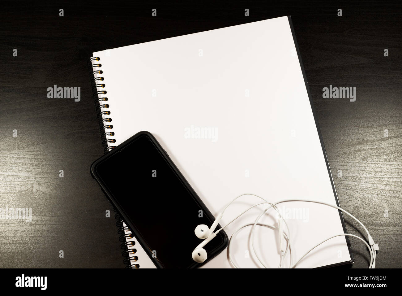Vuoto portatili e smartphone con una matita su un tavolo di legno. La vista dall'alto Foto Stock