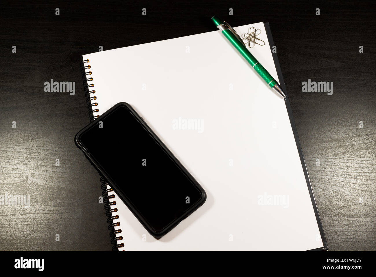 Vuoto portatili e smartphone con una matita su un tavolo di legno. La vista dall'alto Foto Stock
