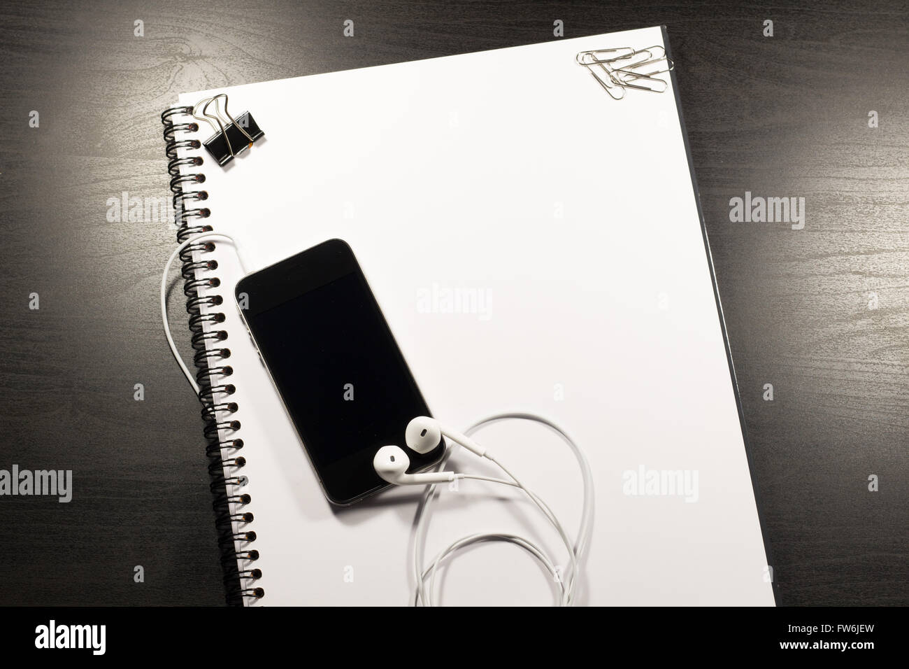 Vuoto portatili e smartphone con una matita su un tavolo di legno. La vista dall'alto Foto Stock